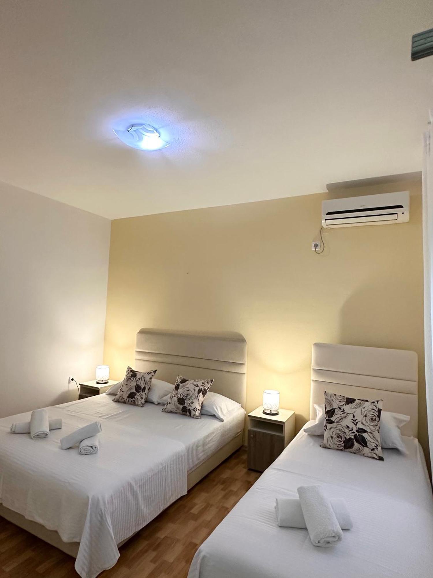 Apartmens Xhenis Lux อุลซิน ภายนอก รูปภาพ
